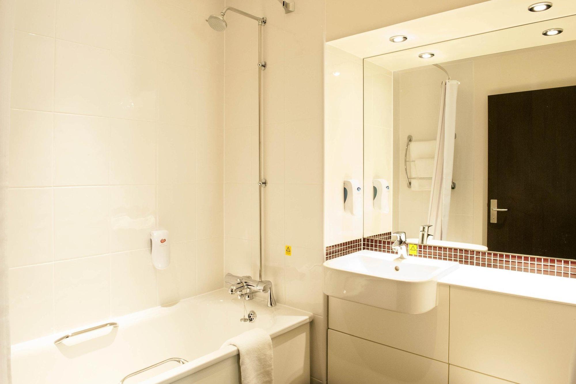 Premier Inn Worcester City Centre Экстерьер фото
